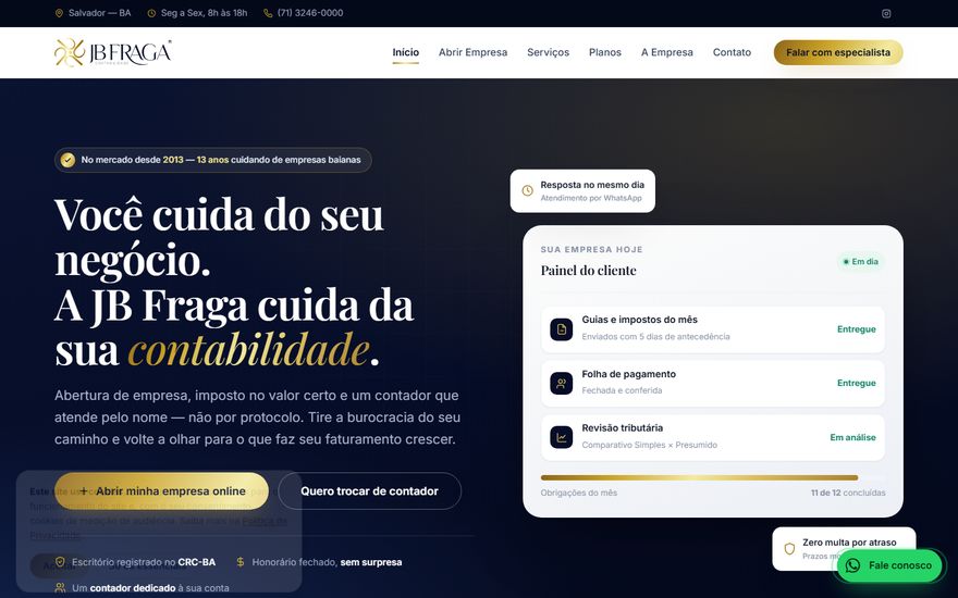 Primeira tela de uma landing page feita pela Komunick, com fundo azul-escuro e um painel de acompanhamento ao lado do texto.